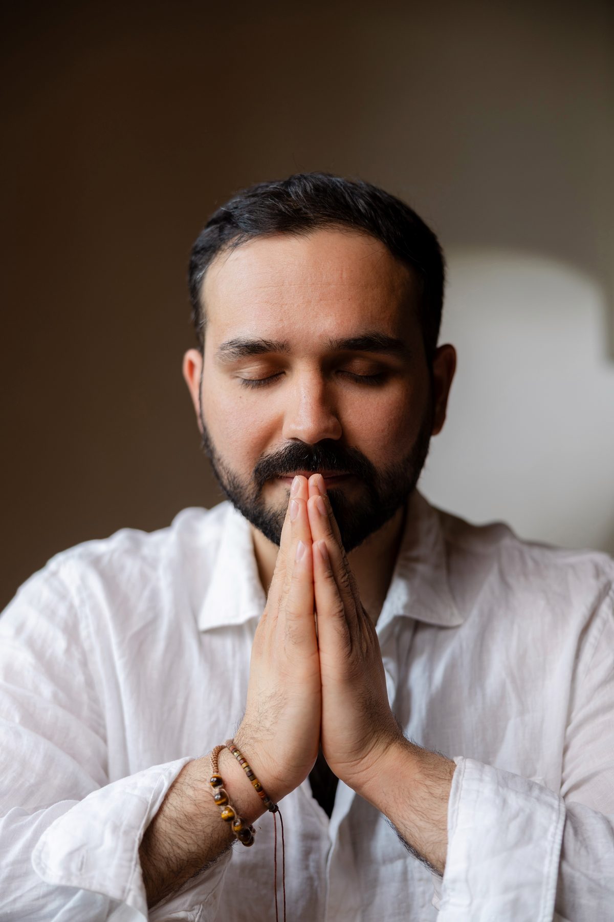 Massih Hosseini in meditativer Haltung
